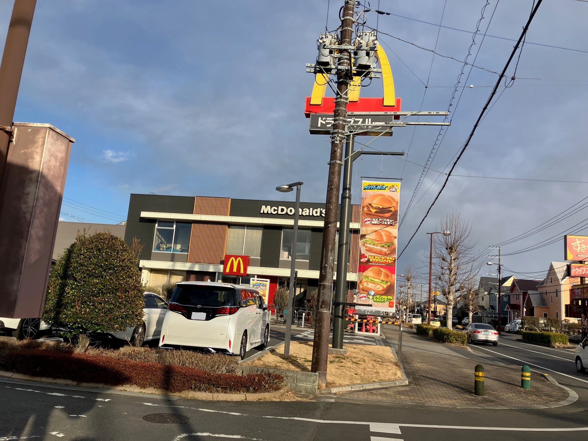 マクドナルドにっさい花みず木店：徒歩5分