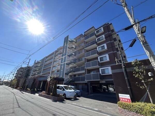 東武伊勢崎線「谷塚」駅徒歩13分。総戸數101戸、RC造地上7階建のオートロック付きマンションです。