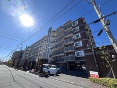 東武伊勢崎線「谷塚」駅徒歩13分。総戸數101戸、RC造地上7階建のオートロック付きマンションです。