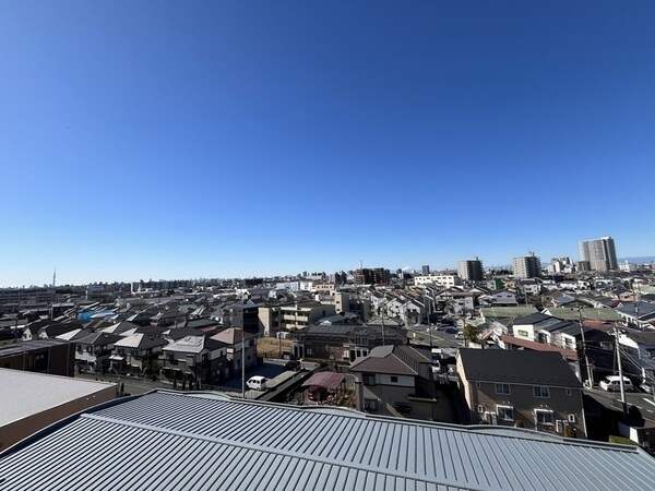 開放的な眺望とともに、光と風の恩恵を得られる最上階住戸。晴れた日はバルコニーから青空を楽しめます。