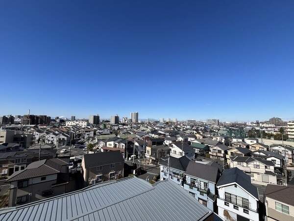 遮るものなく周囲を見晴らす開放的な眺望。外部からの視線が屆きにくい、プライバシー性の高さも魅力です。