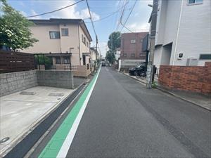 北西側前面道路（２０２５年６月撮影）