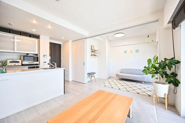 ?約11帖のLDKは丁寧に使用されており、室內狀況良好?室內が明るく感じる白基調のフローリング