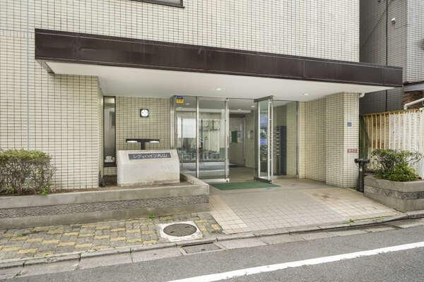 防犯面に配慮されたオートロック付き、日勤管理のマンションです。