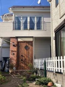 南側道路に面した陽當り?通風良好な住まい。1臺分のカースペース付き(車種による)。