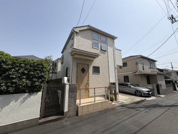 2017年1月築。南向きバルコニー付きの陽當(dāng)り良好な2階建の住まい。JR中央線「國立」駅徒歩15分。