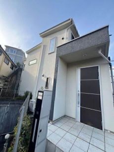 高臺(tái)に位置し、陽(yáng)當(dāng)り?通風(fēng)?眺望に恵まれた、2階建の住まい。太陽(yáng)光パネル搭載のオール電化住宅です。