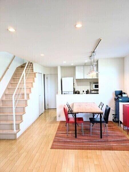 LDKはゆったり20.4帖、三面採光が確保され開放的です。※販売対象に家具?調度品は含まれません。