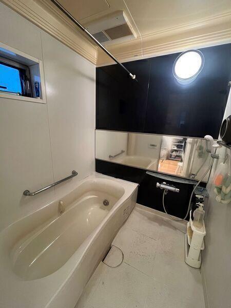 浴室乾燥機能付きで雨の日も洗濯物を乾かすことが出來ます。