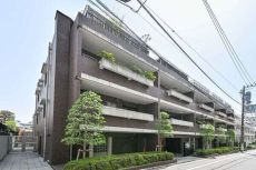 総戸數40戸RC造マンション。京王新線「初臺」駅徒歩5分、3駅4沿線利用可能で利便性の高い立地です。
