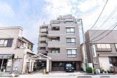 東武伊勢崎線「梅島」駅徒歩10分の立地。3階部分の南西角住戸、南向きにつき陽當り?通風良好です。