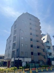 東急目黒線「西小山」駅徒歩4分で通勤やお出かけに便利な立地。目黒や武蔵小杉方面へアクセスできます。