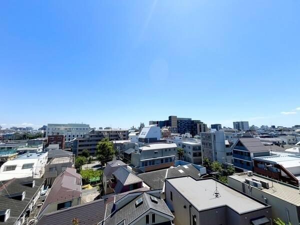 住戸からの眺望です。目の前に視界を遮る高い建物はなく、晴れた日には気持ちの良い青空を楽しめます。