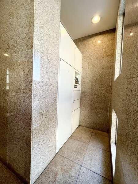 荷物の受取りに便利な宅配ボックスが備わっています。再配達依頼の手間が省け、気軽に外出できます。