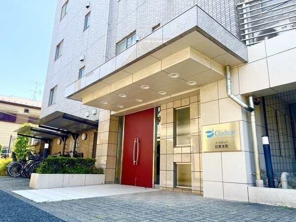 オートロック、モニタ付きインターホンが採用されています。管理會社による巡回管理のマンションです。