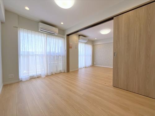 東側洋室約５．３帖（２）