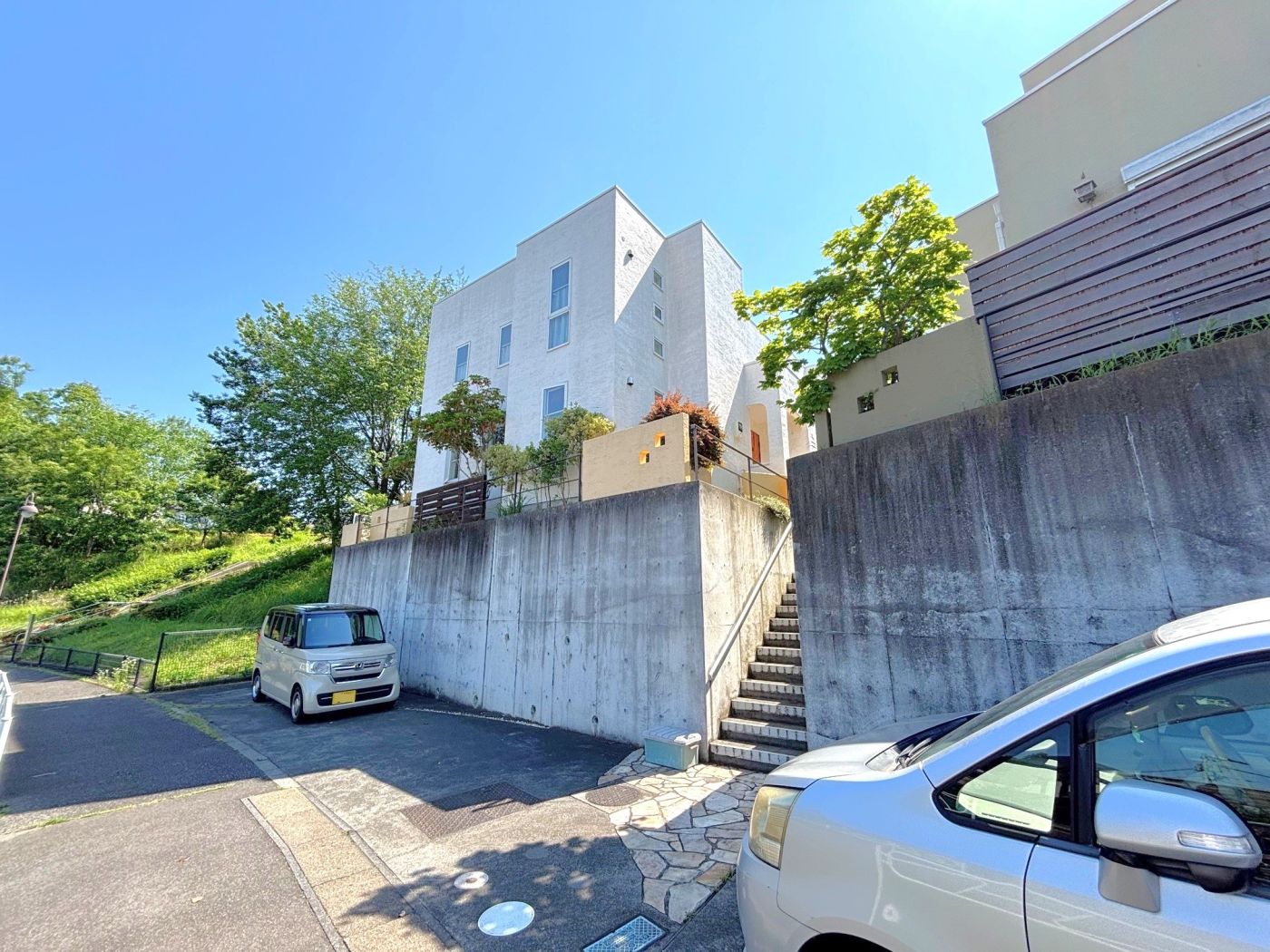 駐車場(chǎng)は2臺(tái)駐車可能です。