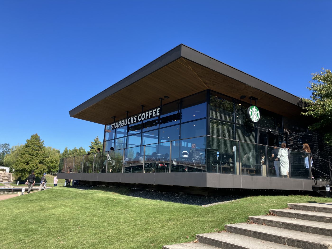 スターバックスコーヒー富山環水公園店　約500ｍ（徒歩7分）2024年10月撮影