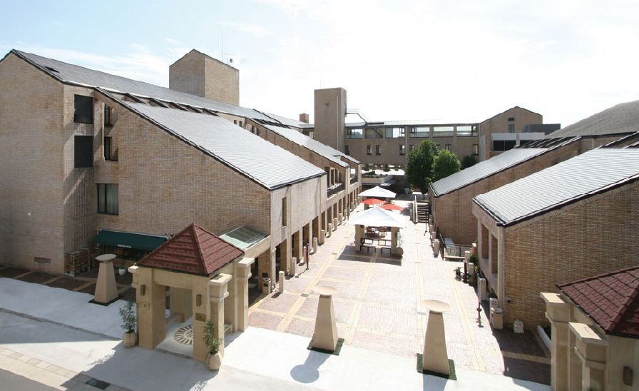 従前建物：サンプラザシーズンズ（寫真提供：中央出版株式會社）