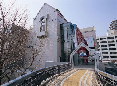 「橫浜人形の家前」バス停へ